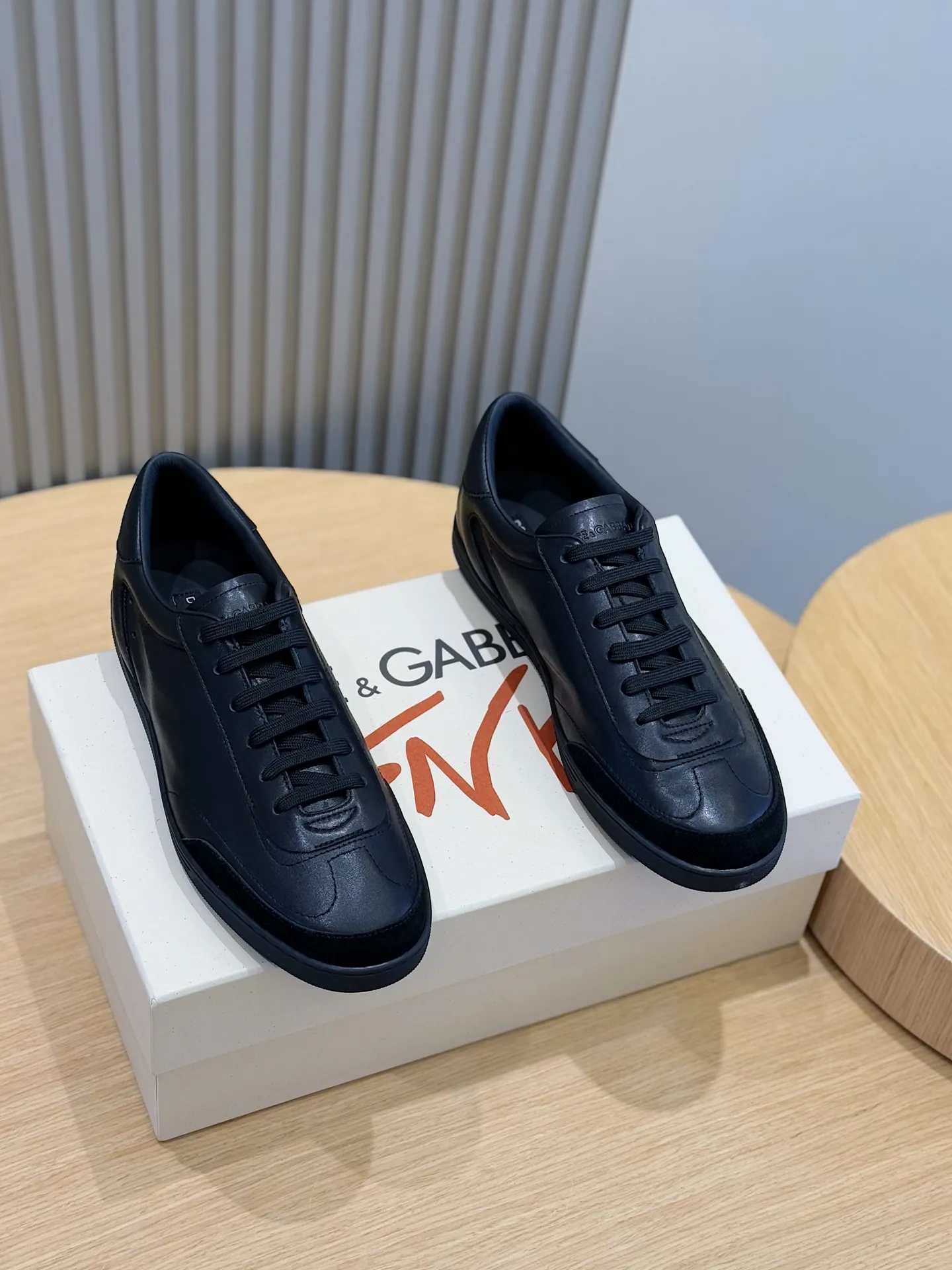 Men's Men's Shoes💰400 [New Style]🐏🐏DG men's calfskin sneakers Portofino Yacht shoes, simple and versatile design, unique saddle leather soles. The Dolce &G logo rear wing is the icing on the cake. Imported cowhide + rubber outsole Size: 39-44 (customized at 38.45)